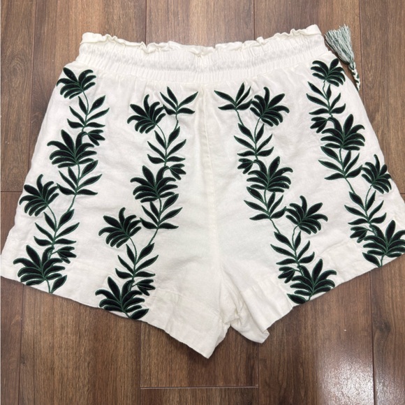 House of Harlow 1960 White Shorts with Green Leaf Embroidery - Picture 2 of 10